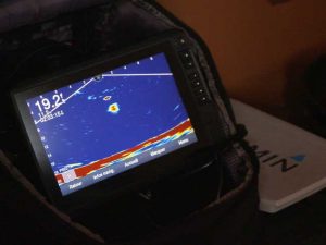 garmin-panoptix-peche-blanche-glace-ice-fishing echosondeur sonar garmin live panoptix ps22 dans la cabane à pêche de Aventure lac Saint-Jean au saguenay avec le guide de pêche charles dufour de roberval livescope lvs34