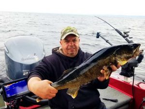 gros-dore-peche-bateau-saguenay-quebec-guide-peche-famille gros doré jaune capturé au québec avec un downrigger avec le guide de pêche charles dufour lors d'un forfait de pêche en bateau