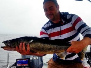 gros-dore-sonar-garmin-panoptix-livescoop-technique comment capturé poisson avec sonar garmin humminbord lowrence panoptix livescope énorme doré capturé sur le lac saint jean en bateau avec sonar garmin panoptix avec la technique de la jig lors de forfait de pêche en bateau avec le guide charles dufour de aventure lac saint jean a partir de la marina de roberval