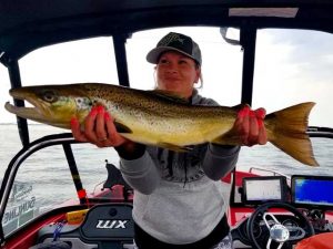 grosse-ouananiche-lac-st-jean-peche-technique très grosse ouananiche sur le lac saint jean en bateau avec pourvoirie de pêche en famille ou ami pour des vacances au lac saint jean a partir de la marina de roberval