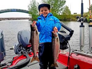 jeune-enfant-peche-famille-abordable-lac-saint-jean-aventure jeune pêcher enfants attrape poisson a roberval au saguenay lac saint jean belle ouananiche attrapé par zack dufour le fils de charles de aventure lac saint jean belle activité de famille en vacance au lac st jean