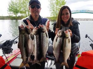 land-lock-salmon-fishing-charter-lac-saint-jean-quebec Pêche à la ouananiche au lac saint jean avec les techniques de pêche du guide de pêche charles dufour avec un skeeter wx2060 et moteur yamaha 250 hp et Garmin panoptix sonar downrigger cannon pêche en ponton équipement et installation