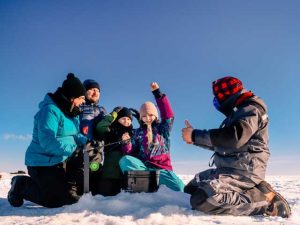 peche-en-famille-chalet-lac-saint-jean-roberval quoi faire au lac saint jean, village sur glace roberval et cabane à pêche activité quoi faire en amille près de roberval et st félicien zoo sauvage et val jalbert