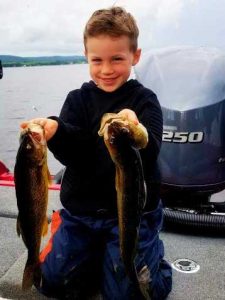peche-famille-enfant-dore-lac-saine-jean-accessiblejpg pêche vacance pourvoirie au lac saint jean avec forfaits de pêche en famille idée activité qui va plaire aun jeune enfants et les parents