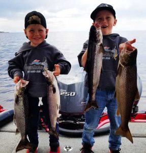 peche-famille-enfant-vacance-lac-saint-jean-roberval thée et zack dufour enfants de charles dufour guide de pêche au saguenay lac saint jean. les jeunes aiment la pêche comme leur père bonne techniques de pêche et bon leurre