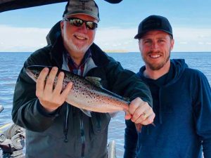 peche-philippe-couillard-premier-ministre-lacstjean- premier ministre philipe couillard avec le guide de pêche charles dufour entrevue parcourt politique ouananiche et doré . bateau de philipe couillard st prime
