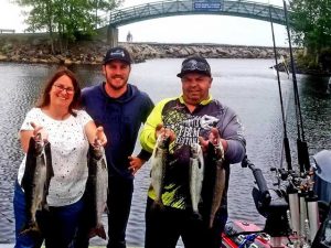 peche-poisson-lac-saint-jean-reglementation-limite superbe pêche avec des clients heureux bon commentaires avis aventure lac saint jean près de val jalbert et le zoo sauvage pêche en bateau avec pourvoirie gide de pêche ouananiche brochet et doré jaune