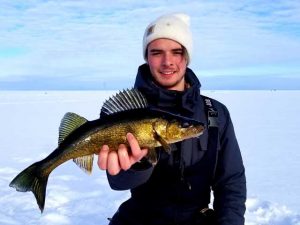 pourvoirie-vacance-roberval-peche-bateau pourvoirie pêche blanche au saguenay avec location de cabane à pêche et guide de pêche blanche sur glace le doré jaune est pêcher sur la glace de plusieurs lac du québec