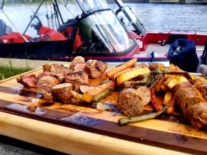 shore-lunch-peche-dore-ouananiche-val-jalbert magnifique shore lunch en bateau sur le lac st jean de doré et ouananiche avec le guide de pêche charles dufour