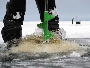 tariere-ion-peche-blanche-ice-auger-lacsaintjean tarière a glace Ion alpha G2 G3 eskimo est vraiment la meilleur tarière que le guide de pêche sur glace charles dufour a utiliser pour pratiquer la pêche sur glace au lac saint jean