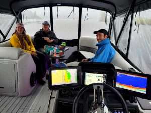 bateau-ponton-pluie-guide-activité-peche-famille voici le bateau de pêche ponton au lac saint jean a roberval de aventure lac st jean en cas de pluie le bateau se ferme totalement afin que les clients soient au sec bateau pêche guide ouananiche et doré jaune aunsi que brochet au saguenay location de bateau et équipement