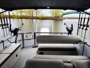 equipement-bateau-guide-peche-aventure-lac-st-jean-ouananiche equipement de pêche avec forfait pourvoirie pêche doré et ouananiche saguenay lac saint jean avec location de bateau et guide de pêche a la marina de roberval.canne à pêche, downrigger, sonar