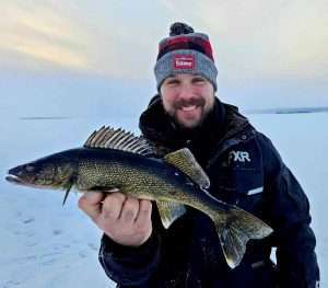 dore-jaune-quebec-pourvoirie-guide-peche-glace-blanche pêcheur maxime trudel avec un beau doré jaune sur la pêche blanche sur glace du ;lac st jean avec le guide de pêche charles dufour limite de taille et quantité du doré jaune au quebec avec règle de prise et possesion