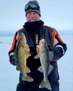 double-belle-peche-doré-jaune-technique belle limite de pêche de doté jaune a la pêche sur glace au saguenay lac st jean sur un bon spot de pêche avec la bonne technique pêche a la brimbale et a la canna à pêche a l'aide d'un sonar location de cabane à pêche comme pourvoirie au saguenay lac saint jean avec guide de pêche