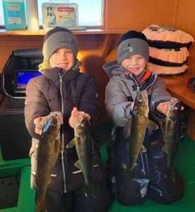 enfant-peche-blanche-glace-famille-cabane-location-activite idée chose a faire en vacance en famille semaine de relache activité au saguenay lac saint jean La pêche blanche sur glace pour les enfants est une merveilleuse activité, du poisson et la chaleur de la cabane à pêche sur glace comme une pourvoirie