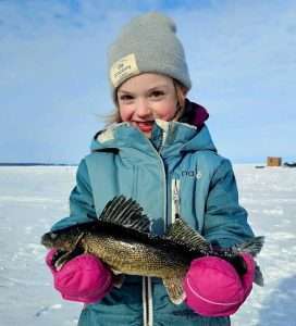 enfant-peche-iniation-facile-poisson-glace-peche-blanche une belle iniation a la pêche blanche sur glace au saguenay lac st jean pour les famille et enfants pour la emaine de relache ou autre pêche en cabane à pêche comme une pourvoirie et forfaits de pêche sur glace au doré brochet et perchaude