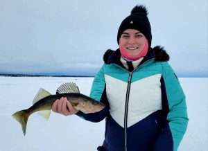 fille-ado-activité-peche-blanche-glace-pourvoirie quoi faire avec les ados au lac saint jean a roberval activité jeune enfants et ados la pêche blanchesur glace en famille est une super activité de plein air et de cabane à pêche près du village sur glace de roberval