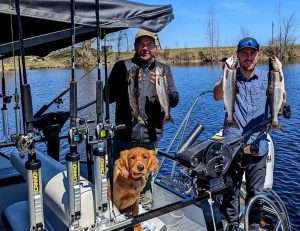 guide-peche-ouananiche-charles-dufour-lacstjean-bateau-garmin-livescope-guide-peche Voici le guide de pêche charles dufour fishing charter au saguenay lac saint jean pour la ouananiche landlock salmon et le doré jaune walleye avec son bateau de guide de pêche Il est accompagné de son ami Claude-Alexandre. Venez vivre une partie de pêche avec tout équipement de pêche pour la ouananiche et des sonars garmin livescope et panoptix