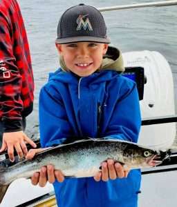 ouananiche-quebec-mouche-enfant-peche-bateau-landlocked-salmon-lacstjean magnifique ouananiche capturé le printemps sur le lac st jean avec downrigger et mouche tube assisté d'un sonar garmin Pêche au saumon d'eau douce au lac saint-jean est aussi accessible aux enfants à l'aide du guide de pêche en bateau charles dufour de aventure lac saint jean