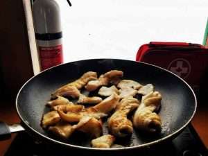 repas-doré-cabane-shorelunch-degustation-dore-brochet-perchaude encore une bonned dégustation de poisson frais capturé en shore lunch dans la cabane à pêche avec aventure lac saint jean au saguenay poisson brochet doré et perchaude recette facile et simple avec technique pour arranger éviscérer le poisson sur place