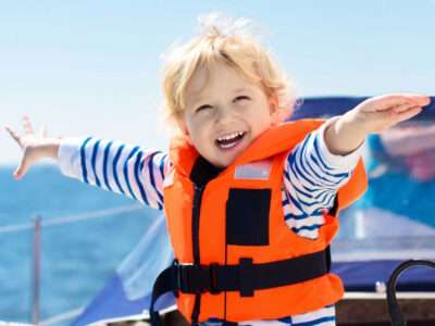 Croisière découverte sur le Lac Saint-Jean « Découvrez le majestueux lac Saint-Jean et son histoire d’un point de vue complètement différent ! » Une aventure juste pour vous d'une vingtaine de kilomètre sur l'eau, seulement de petits groupes à la fois afin d'assurer une expérience de qualité ( max 5 participants par sortie). Votre capitaine et guide naturaliste Charles Dufour vous fera découvrir l'immensité du Lac Saint-Jean et vous renseignera sur le côté historique des lieux visités.