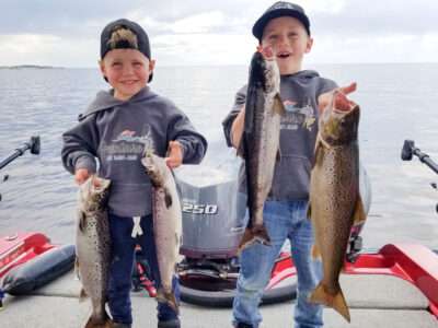 Le guide de pêche charles dufour de Pêche blanche lac saint jean vous offre des forfaits de pêche en bateau sur le lac st jean ainsi que sur la glace en hiver. Vous pourrez y pêche le doré, la ouananiche et le brochet. Un bateau Skeeter ultra équipé pour la pêche sur les grands lacs comme le lac st jean. Guide de pêche certifié Transport Canada. Bateau Skeeter avec 250 h.p. ultra équipé avec 3 sonars dont un Garmin Panoptix