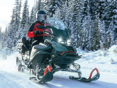 venez vivre aveture en motoneige avec un guide expert au lac saint dans le secteur de roberval - balade en motoneige